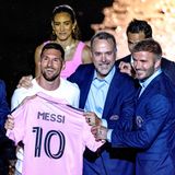 Die Besitzer des Inter Miami CF Jorge Mas (l.), Jose Mas und David Beckham könnten kaum freudiger strahlen als ihr Neuzugang. Der argentinische Weltmeister und siebenmalige Ballon-d'Or-Gewinner Messi wird bis 2025 in der Major League Soccer (MLS) spielen.