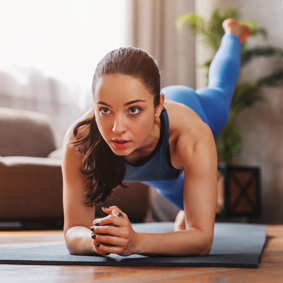 Frau trainiert auf Fitnessmatte: Diese 5 Tipps machen Ihr Bodyweight-Training effektiver