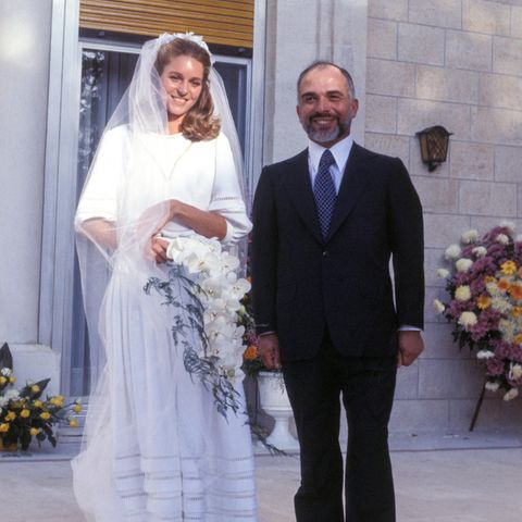 Juni 1978  Lisa Najeeb Halaby gibt König Hussein am 15. Juni 1978 in Amman das Jawort, tritt zum Islam über und nimmt den Namen Nūr al-Hussein an.