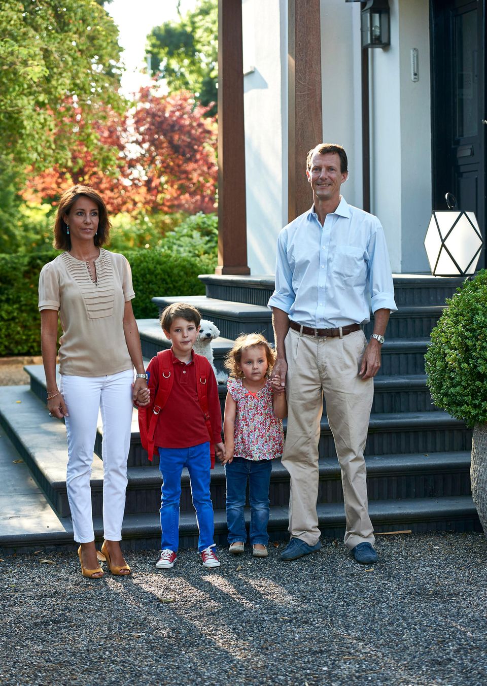 Prinzessin Marie und Prinz Joachim mit ihren Kindern Henrik und Athena vor ihrem Haus in Klampenborg im Jahr 2015