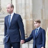 9. April 2021  Bei der Gedenkfeier zum ersten Todestag von Prinz Philip hält George tapfer die Hand von Prinz William. 