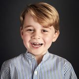 22. Juli 2017  Zum 4. Geburtstag von George veröffentlich der Palast ein neues Foto des Prinzen, auf dem er fröhlich in die Kamera lächelt.