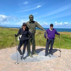 Catherine Zeta-Jones und Ehemann Michael Douglas verbringen ihre Freizeit anscheinend gerne auf dem Golfplatz. Kein Wunder also, dass sie bei ihrer Reise nach Irland die Golfschläger auspacken und sich einen der schönsten Plätze für eine Partie auf dem Rasen aussuchen. 
