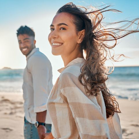 Paar geht am Strand spazieren: Welcher Faktor Ihre Beziehung verbessern kann – oder sie zerstören