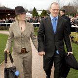 Beim Cheltenham Festival im März überrascht Zara mit einem Dreiteiler, den sie mit einem ledernen XXL-Gürtel und braunem Hut kombiniert.