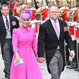 Spätestens beim Gottesdienst anlässlich des 70. Thronjubiläums der Queen zeigt Zara Tindall, dass sie ihren Style komplett gefunden hat. Royale Eleganz mit einer gewissen Extravaganz, ob in Mustern oder Farben zeigt sie hier besonders schön im knallig pinkfarbenen Dress von Laura Green London.