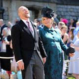 Bestens gelaunt und mit runder Babykugel besucht Zara Tindall zusammen mit ihrem Mann Mike die Hochzeit von Prinz Harry und Meghan Markle. Und der petrolfarbene Satin-Look mit blauen Blumenstickeren ist wirklich ein tolles Umstandsoutfit für den feierlichen Tag in Windsor.