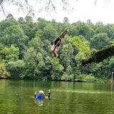 James Van Der Beek zeigt uns hier einen eleganten Salto in den See. Der Schauspieler genießt sichtlich die Zeit in der Natur. So ein Sprung ins kühle Wasser ist im Sommer doch einfach die beste Erfrischung. 
