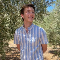 Im Halbschatten zwischen Olivenbäumen sieht der junge Dänen-Royal ganz entspannt aus. Und den Glückwünschen schließen wir uns gerne an: Tillykke med fødselsdagen!