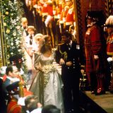 23. Juli 1986 Fünf Jahre nach der Hochzeit von Diana und Charles stand im britischen Königshaus endlich wieder eine Traumhochzeit an: Prinz Andrew heiratete in der Westminster Abbey seine Verlobte Sarah Ferguson, und ihr Brautkleid lag mit Rundausschnitt und Puffärmeln damals voll im Trend.