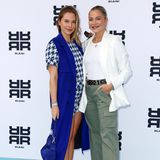 Cheyenne und Valentina Pahde feiern mit Riani unter dem Motto "Voyage, Voyage" auf dem Rhein in Düsseldorf. Während Cheyenne auf einen blau-weißen Zweiteiler setzt, trägt Valentina eine coole Cargohose in Khaki und einen weißen Blazer. 