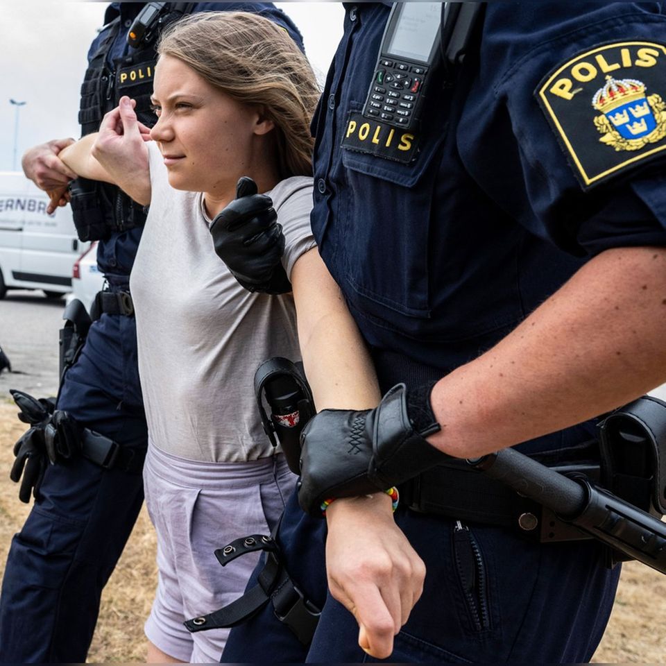Greta Thunberg wird von der Polizei nach ihrer Protestaktion aus dem Hafen von Malmö entfernt.