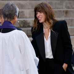 Lou Doillon begrüßt die Pfarrerin, die heute die Trauerrede für ihre verstorbene Mutter in der Saint-Roch halten wird. 