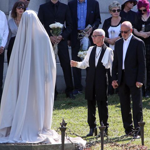 Irina und Victor Yelchin enthüllten am 8. Oktober 2017, gut ein Jahr nach dem Tod ihres Sohnes Anton Yelchin, eine lebensgroße Statue bei einer Zeremonie auf dem Hollywood Forever Friedhof in Los Angeles.
