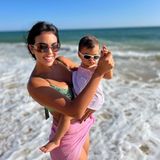Georgina Rodriguez mit ihrer Tochter Bella Esmeralda am Strand