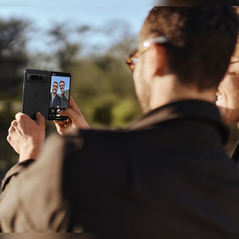 Die Hauptkamera lässt sich bei Foldables im Handumdrehen als Selfie-Cam benutzen.