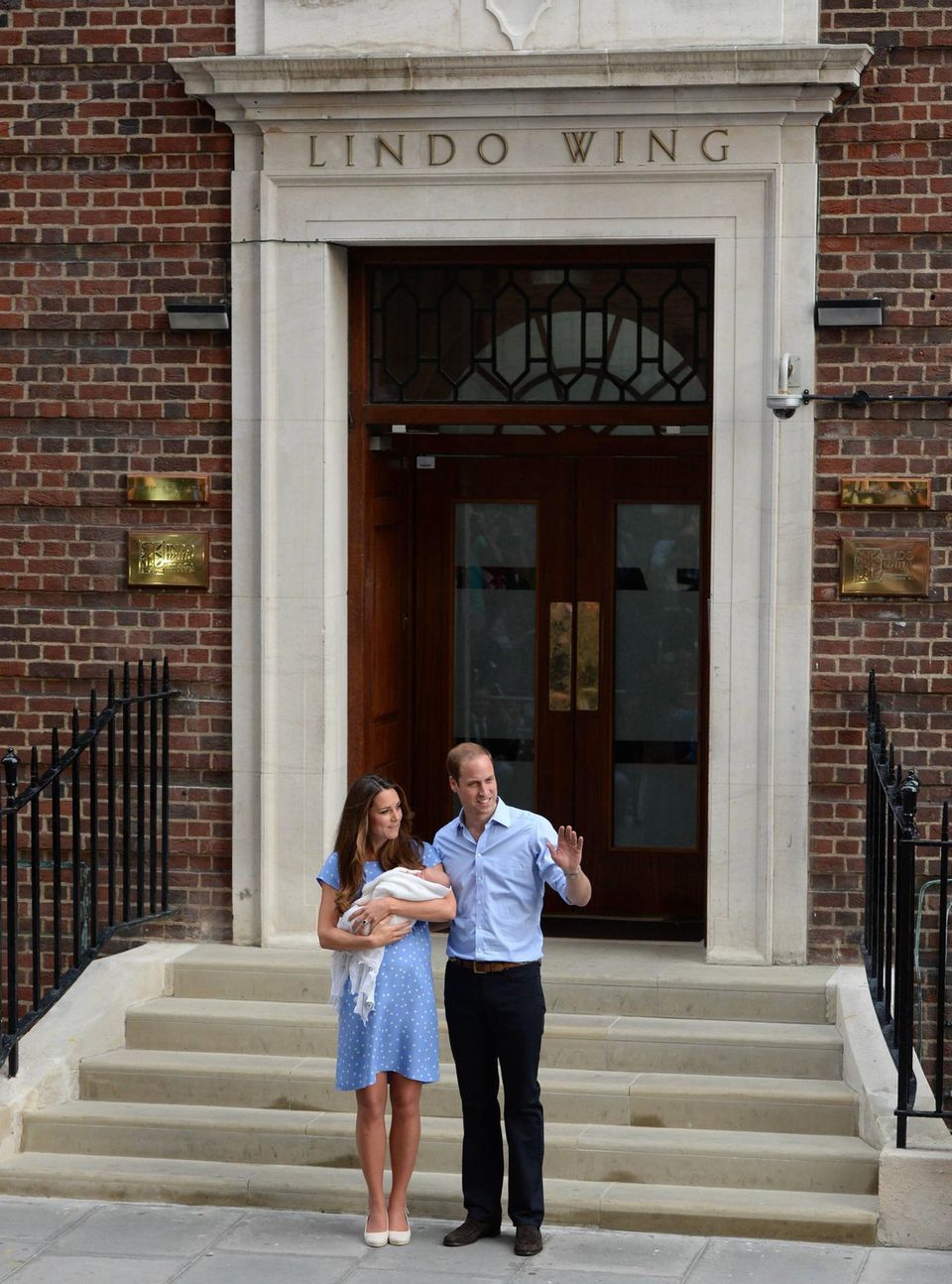 Catherine, Princess of Wales und Prinz William nach der Geburt von George vor dem St. Mary's Hospital 2013.