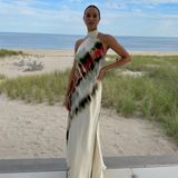 Lais Ribeiro im bodenlangen Kleid in den Hamptons