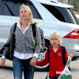 2014 hielt Naomi Watts ihre Söhne Sammy und Alexander, genannt Sasha, noch schützend an der Hand. Bei ihrem Älteren, hier rechts, ist das schon lange nicht mehr nötig. Aus dem süßen Blondschopf ist nämlich mittlerweile ein richtiger junger Mann geworden.