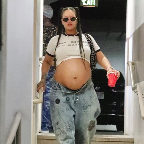Es scheint so, als würde die Geburt von Rihannas zweitem Kind unmittelbar bevorstehen. Die Sängerin zeigt sich in lässigen Baggy-Jeans und einem gecroppten T-Shirt auf dem Weg zum Mittagessen mit Asap Rocky. Genießt sie hier noch ein letztes Mal romantische Zweisamkeit vor der turbulenten Zeit nach der Geburt?