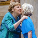 25. Juli 2023  Bussi Bussi in Bayreuth: Ex-Kanzlerin Angela Merkel, seit Jahren großer Fan der Bayreuther Festspiele, begrüßt Präsidentin der Europäischen Kommission Ursula von der Leyen herzlich.