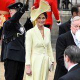 Für die Krönung von König Charles hat sich Pippa einen besonders eleganten Look in fröhlichem Hellgelb ausgesucht. Nach den traurigen Monaten nach dem Tod von Queen Elizabeth im September 2022 eine wirklich schöne Wahl.
