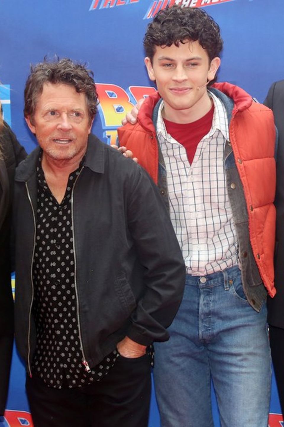 Reunion auf dem roten Teppich: Lea Thompson (l.), Michael J. Fox (2.v.l.) und Christopher Lloyd (2.v.r.) mit den Musical-Darst
