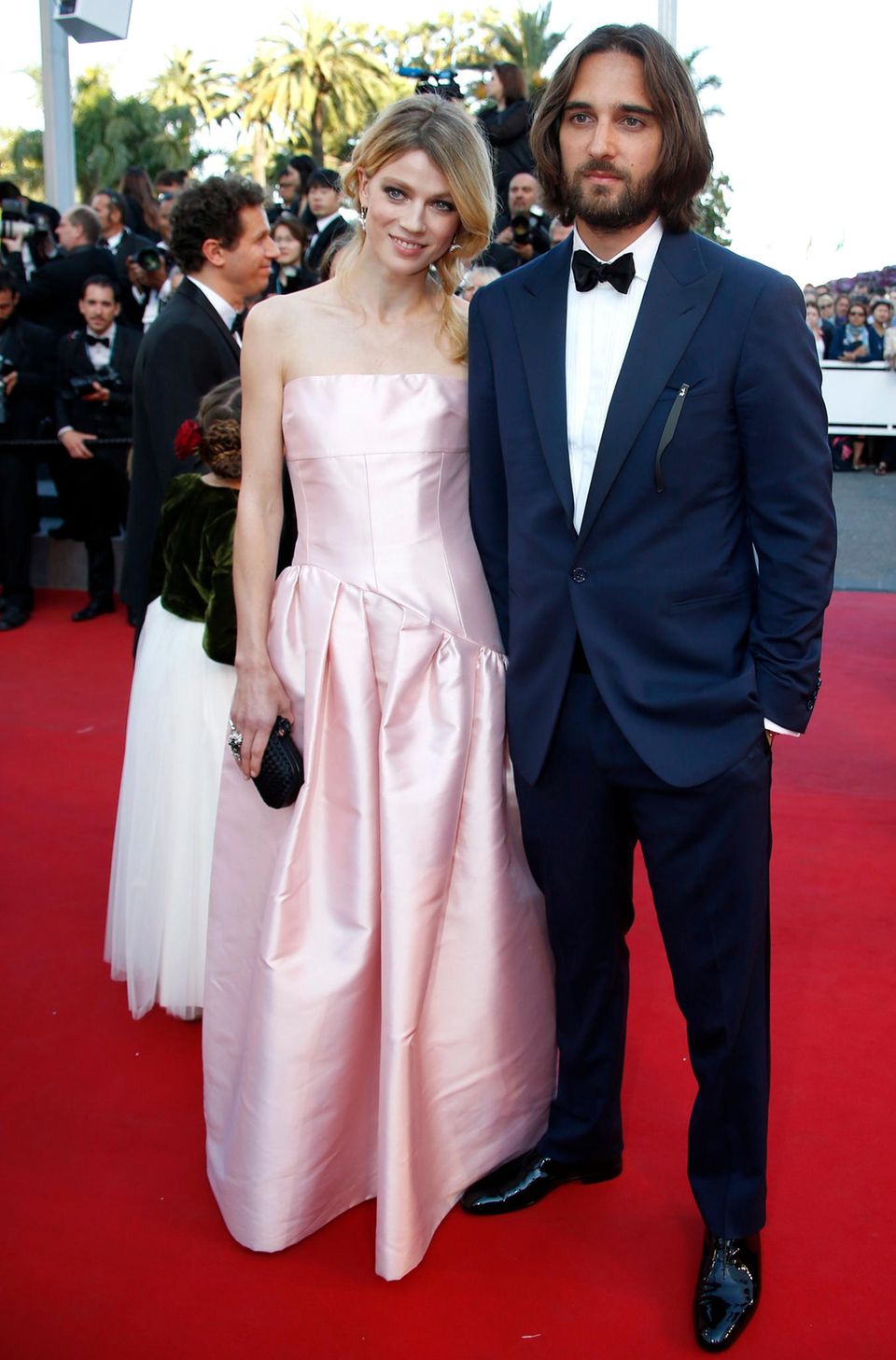 Nach dem Gruppenfoto posiert Dimitri Rassam mit seiner Ehefrau Masha Novoselova auf dem roten Teppich von Cannes. Dass er die Filmfestspiele nur vier Jahre später an der Seite von Charlotte Casiraghi besuchen wird, wusste der Filmemacher zu diesem Zeitpunkt noch nicht.