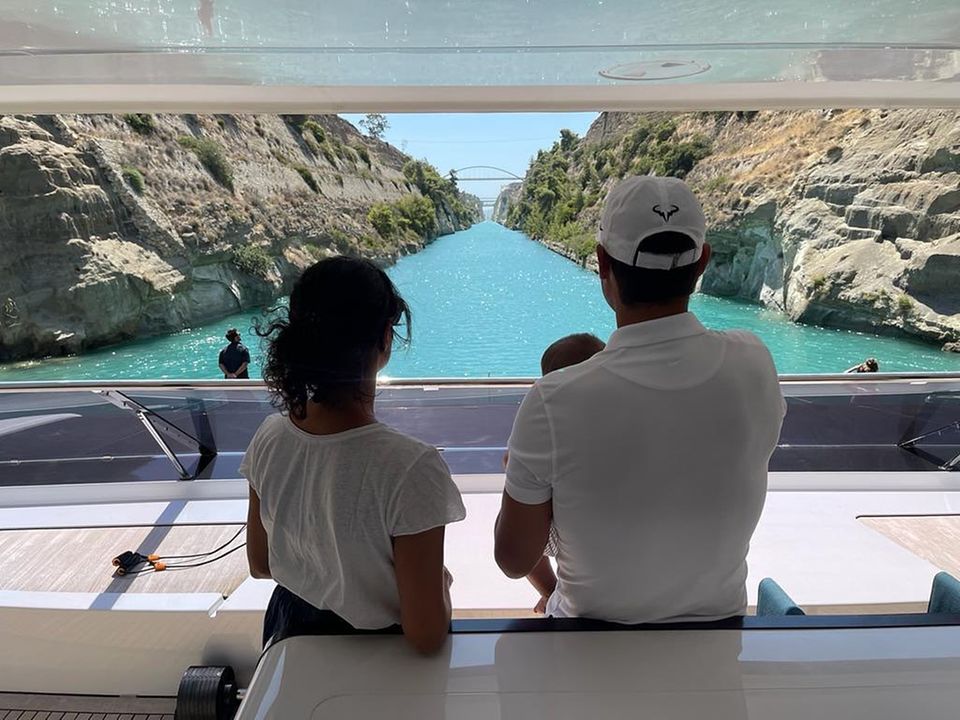 Kirstallblaues Wasser und Zeit für die Familie. Was gibt es Schöneres? Tennisprofi Rafael Nadal macht gerade Urlaub mit seiner Frau Xisca Perelló und dem gemeinsamen Baby! 