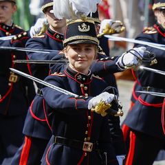 Die belgische Kronprinzessin marschiert in ihrer Militäruniform.