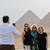 3. Juni 2023 Wie ganz normale Touristen posieren Ashley und Jill Biden für ein Foto vor den beeindruckenden Pyramiden von Gizeh. 