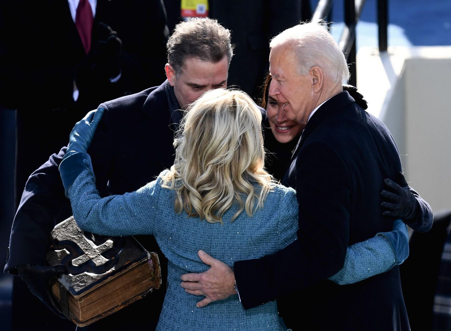 20. Januar 2021 Die Amtseinführung von Joe Biden zum 46. Präsidenten der Vereinigten Staaten von Amerika wird ein emotionaler Tag für die ganze Familie. Ashley und Hunter Biden umarmen nach der Zeremonie gerührt ihre Eltern. 