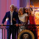 4. Juli 2023 Das große Feuerwerk am Unabhängigkeitstag schaut sich die Familie gemeinsam vom Balkon des Weißen Haus aus an. Ashley Biden hält diesen besonderen Moment mit einem Familienselfie fest. 