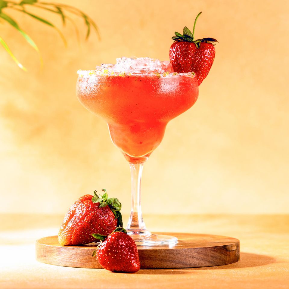 Frozen Lillet mit Erdbeere in Margaritaglas