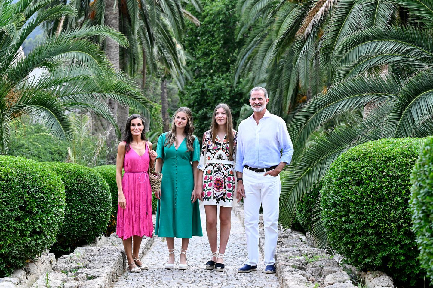 Spaniens Königspaar Felipe und Letizia mit ihren Töchtern GALA.de