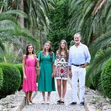 31. Juli 2023  Am Montag besucht die spanische Königsfamilie im Rahmen ihres Sommerurlaubs auf Mallorca die Gärten von Alfabia bei Bunyola. Die grüne Kulisse eignet sich perfekt für neue Familienfotos von König Felipe, Königin Letizia und den beiden Töchtern. 