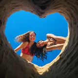 Rebecca Mir und ihre Schwester Helena senden Urlaubsgrüße aus Cádiz. Für das gemeinsame Selfie am Strand werden die Familienmitglieder kreativ, wie man auf Instagram sehen kann. "Schwesternliebe" schreibt das Model zu dem herzlichen Foto. 