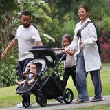 31. Juli 2023 Chrissy Teigen und John Legend freuen sich auf einen Familienausflug in den Park. Während Luna stolz den Kinderwagen mit ihren beiden jüngsten Geschwistern schiebt, sichert sich Miles schon mal einen Platz auf der Schaukel. 