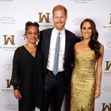 16. Mai 2023  Meghan wird bei den "Ms. Foundation Women of Vision Awards" ausgezeichnet. Ein besonderer Tag, der besondere Begleiter erfordert: Zusammen mit Ehemann Harry und Mama Doria strahlt die Herzogin von Sussex für die Fotografen. Nach der Verleihung wurde es für das Trio allerdings turbulent, laut Aussagen der Sussexes waren sie eine "Verfolgungsjagd" mit Paparazzi durch New York verwickelt. Die Polizei sorgt sich eher um das Fahrverhalten der Sussex-Fahrer sowieso Fahrzeugwechsel.