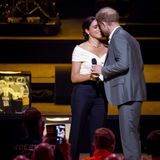 16. April 2022  Die diesjährigen Invictus Games beginnen mit einer emotionalen Rede von Herzogin Meghan, für die sich Prinz Harry mit einem liebevollen Kuss bedankt.
