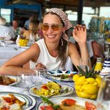 Mamma mia! Emilia Clarke genießt derzeit das süße Leben in Italien, und ihrem strahlenden Lächeln nach zu urteilen, war das Essen auf den vielen Tellern vor ihr einfach köstlich. 