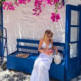 Viele Worte braucht Leah Isadora Behn, Tochter der norwegischen Prinzessin Märtha Louise auf Instagram nicht, um zu zeigen, wie gut es ihr gerade im Griechenland-Urlaub geht. Nur ein paar Sommer-Emojis und dieses idyllische Foto, auf dem sie sich mit Bikini-Oberteil und stylischem weißen Leinenrock für einen royalen Spross überraschend freizügig gibt. Bei den derzeitigen Temperaturen über 30 Grad aber nur zu verständlich.