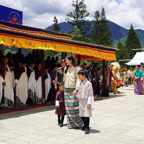 Am 14. Juni 2023 gab das Königshaus von Bhutan die freudige Nachricht bekannt, dass Königin Jetsun und König Jigme ihr drittes Kind erwarten, im Frühherbst soll es schon soweit sein. Ein Foto war leider nicht dabei. Bei den Feierlichkeiten zum 50-jährigen Jubiläum der Lungtenzampa-Schule in Thimphu, die das Königspaar und weitere Mitglieder des Könighauses selbst besucht haben, können sich die Gäste über den Besuch der ganzen Familie freuen, und nun auch endlich einen Blick auf den royalen Babybauch werfen.