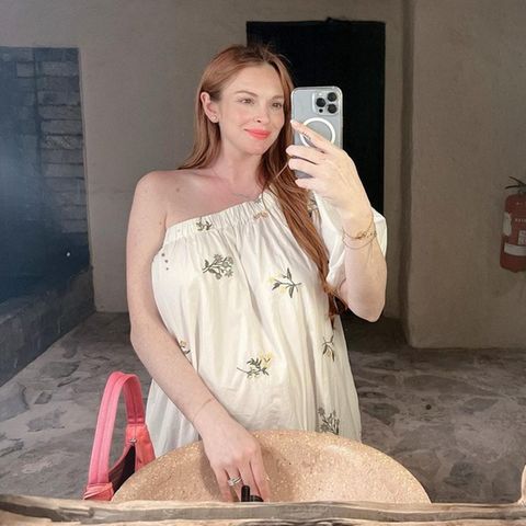 Lindsay Lohan zeigt ihren Babybauch im Spiegel