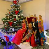 Dezember 2019 Obwohl die Familie nicht auf dem Thron sitzt, gehört das Möbelstück zum Inventar der Familie. An Weihnachten posieren Prinz Carlo und Prinzessin Camilla mit ihren Töchtern fast königlich vor dem Weihnachtsbaum.