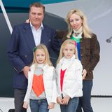 Mai 2012 Prinz Carl und Prinzessin Camilla machen mit ihren Töchtern einen Ausflug zum "Planet Solar Boot".