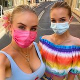 Juli 2021 Gesundheit steht an erster Stelle! Mit bunten Outfits und Mund-Nasen-Schutz schlendern Prinzessin Maria Carolina und Prinzessin Maria Chiara durch Saint-Tropez.