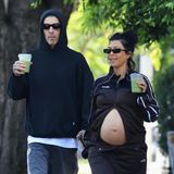 Auch Travis Barker und Kourtney Kardashian scheinen dem Matcha-Trend verfallen zu sein. In West Hollywood spaziert das Paar mit dem grünen Zaubergetränk durch die Straßen, um sich so mit dem nötigen Koffeinschub zu versorgen. Kourtney trägt dabei stolz ihre wachsende Babykugel vor sich her. 