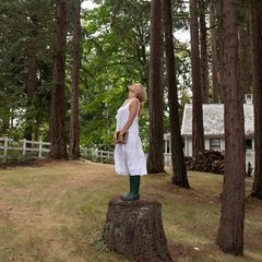 Pamela Anderson fühlt sich ganz verbunden mit der Natur und liest deshalb sogar den Bäumen vor, wie sie auf Instagram verrät. Über eine private Lesestunde mit Pamela würden sich die Fans bestimmt auch freuen. 