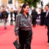 Charlotte Casiraghi begeistert mit ihrem Style, wo immer sie auftaucht. Für die Premiere von "Anatomy of a Fall" in Cannes hat sie sich aber einen ganz besonderen Look ausgesucht, der mit Satinhose und Pailletten-Blouson Glamour und Lässigkeit vereint.